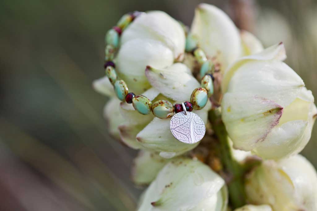 Leaf-Print-Stretch-bracelet-green-red-flat-circular-beads